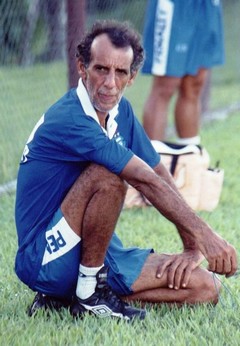 Aderbal Lana sentado